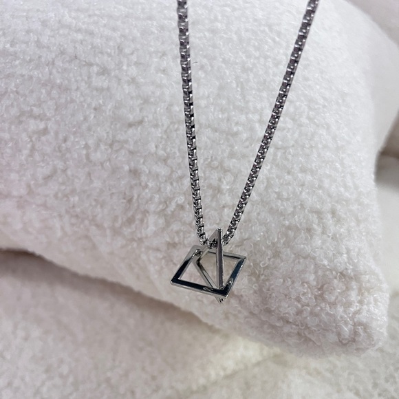 Street Style Fashion Necklace - Bold and Trendy Statement for Every Outfit - Picture 2 of 3